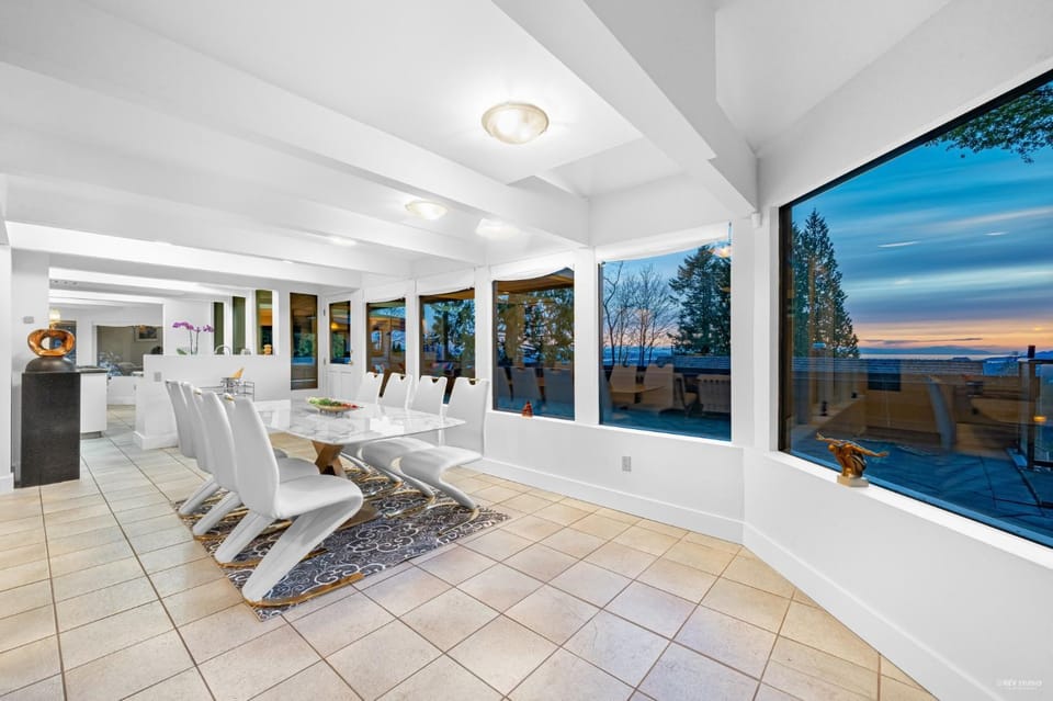 Private Bedroom, Bathroom, Shared Outdoor Pool, Hot Tub Vacation rental in British Columbia