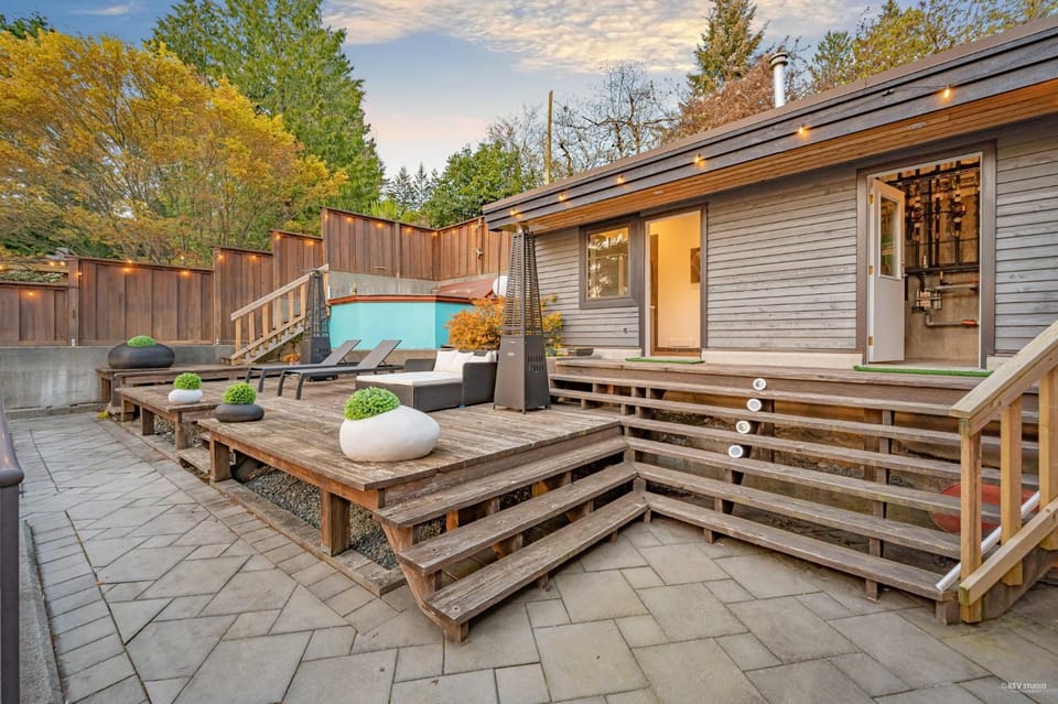 Private Bedroom, Bathroom, Shared Outdoor Pool, Hot Tub Vacation rental in British Columbia