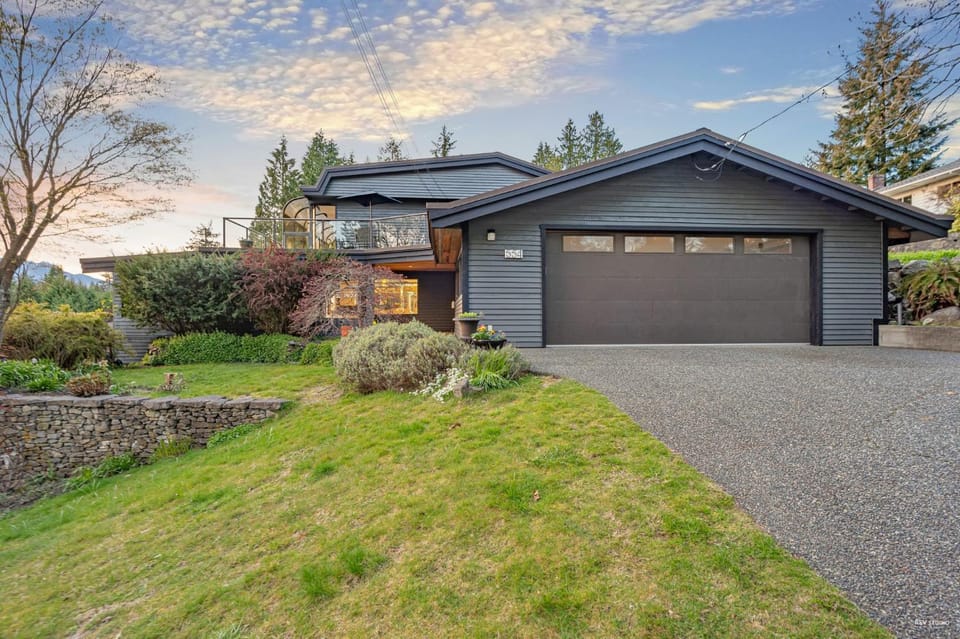 Private Bedroom, Bathroom, Shared Outdoor Pool, Hot Tub Vacation rental in British Columbia