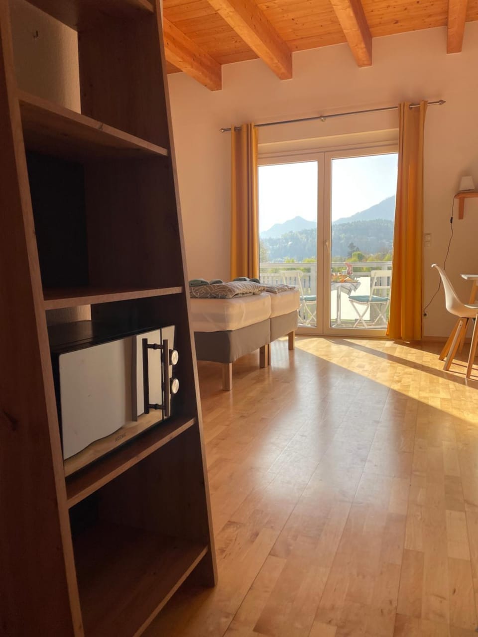 Photo of the whole room, Bedroom, Mountain view