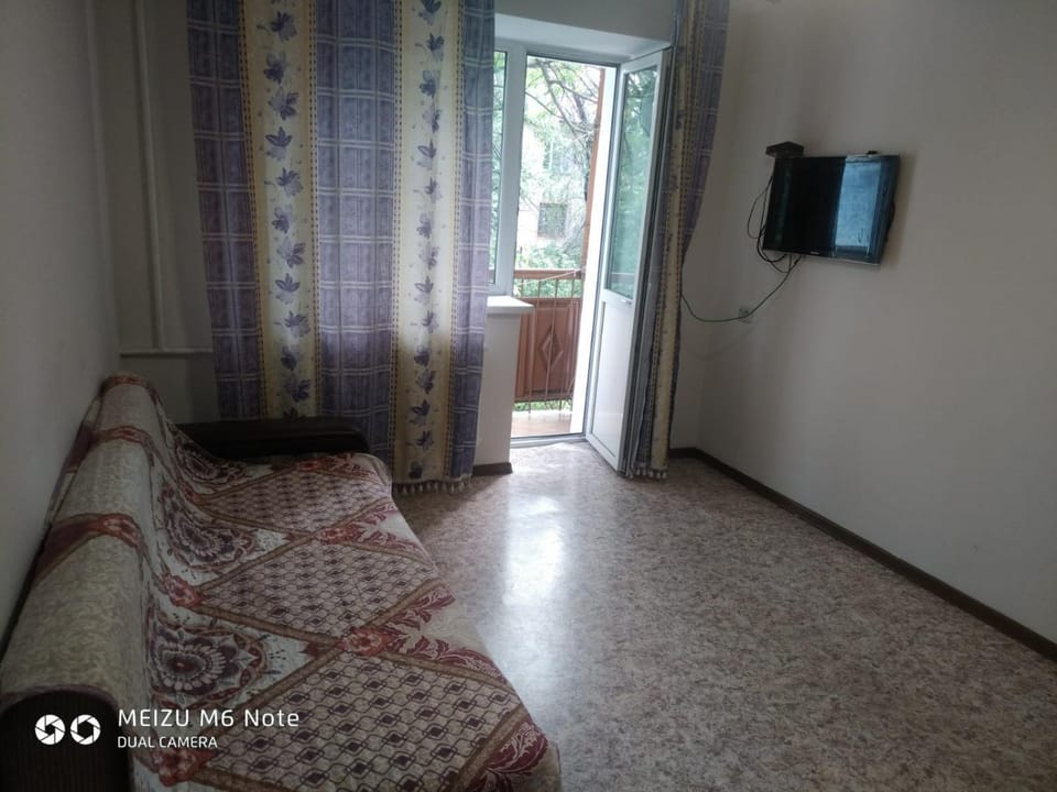 Communal lounge/ TV room, Bed, TV and multimedia, Living room, Photo of the whole room, Seating area, Evening entertainment, Bedroom