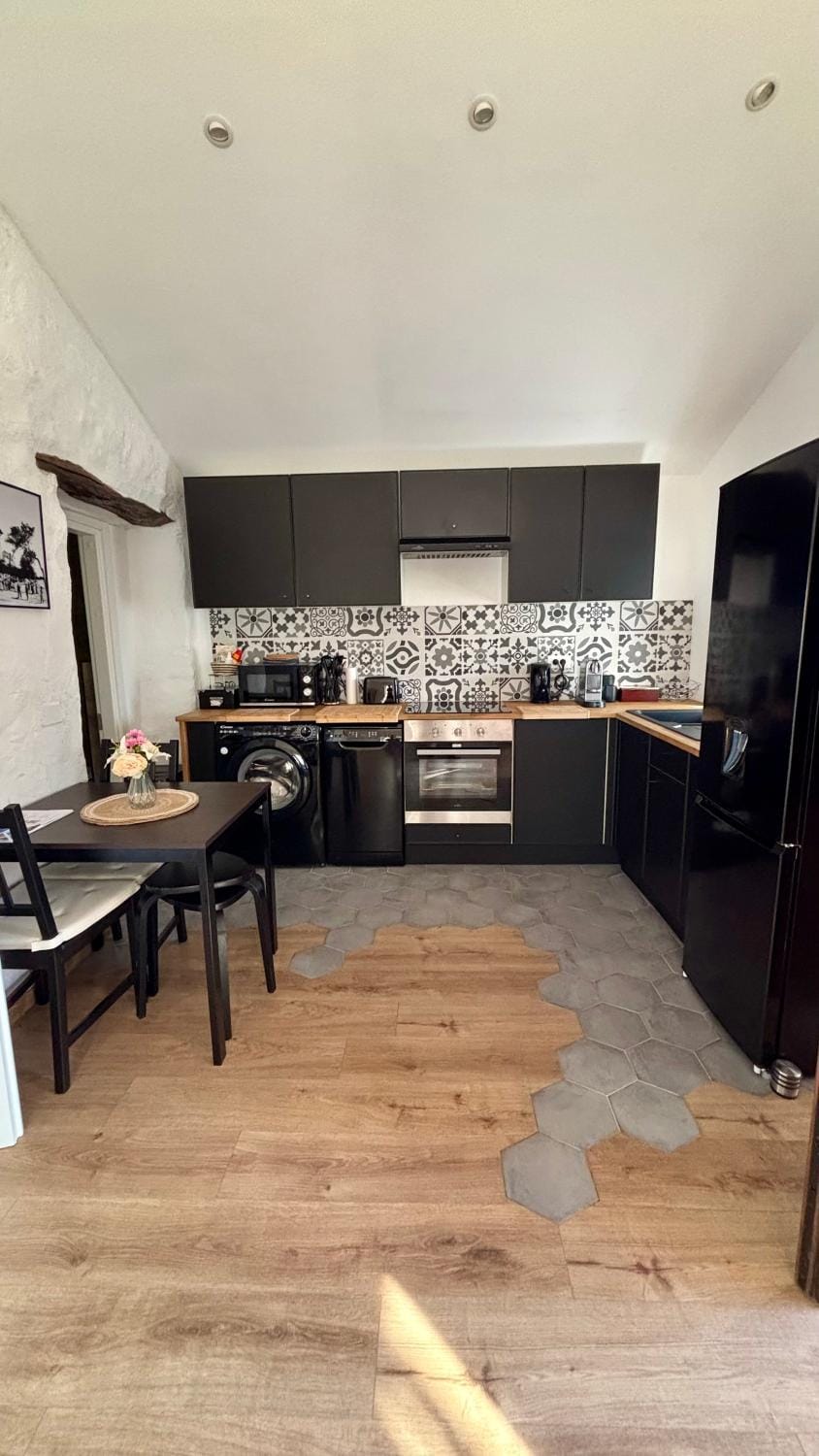 Kitchen or kitchenette, Dining area, stove