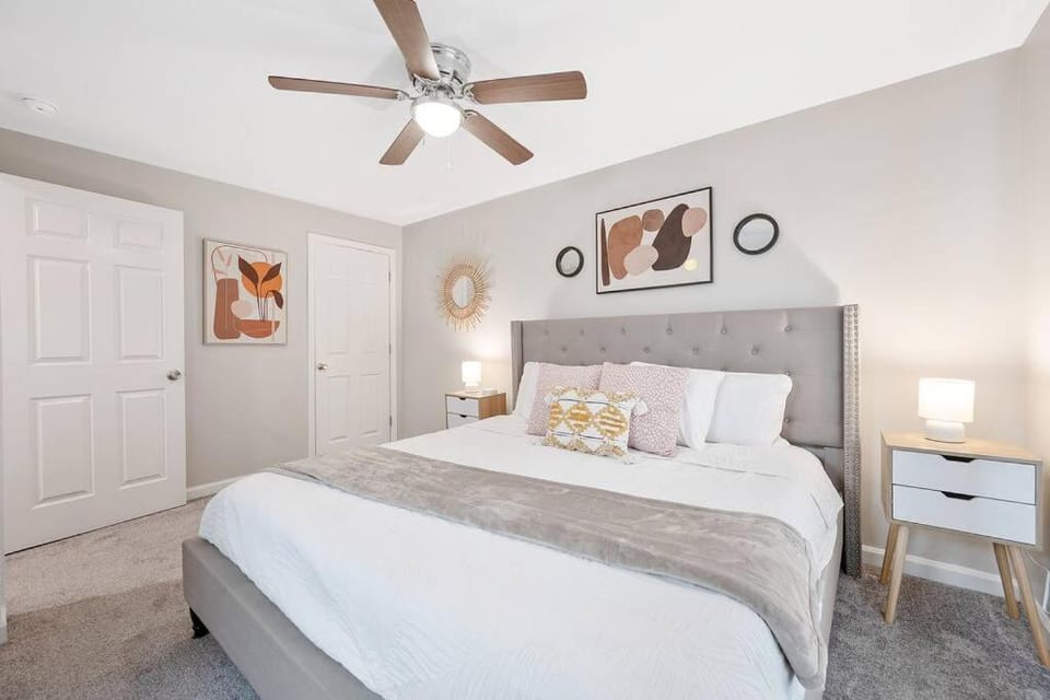 * Lux Modern Retreat * Downtown * King Beds * Apartment in Durham