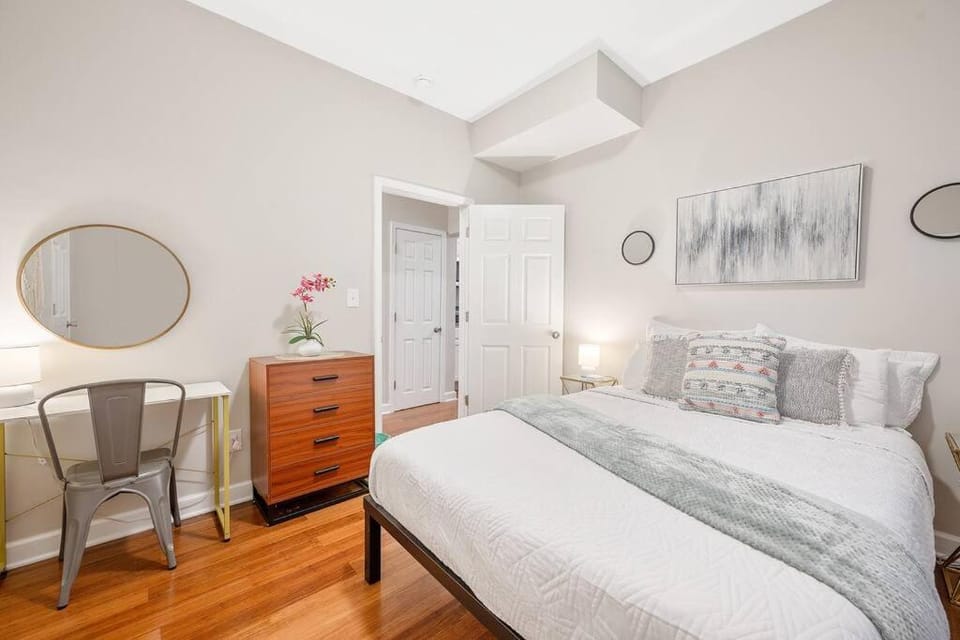 * Lux Modern Retreat * Downtown * King Beds * Apartment in Durham