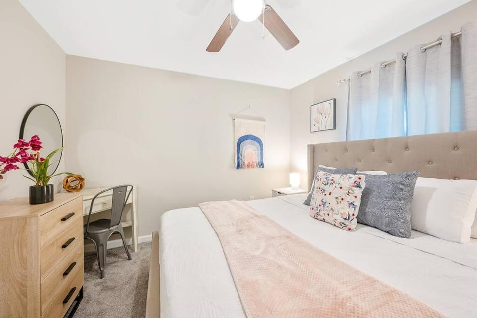 * Lux Modern Retreat * Downtown * King Beds * Apartment in Durham