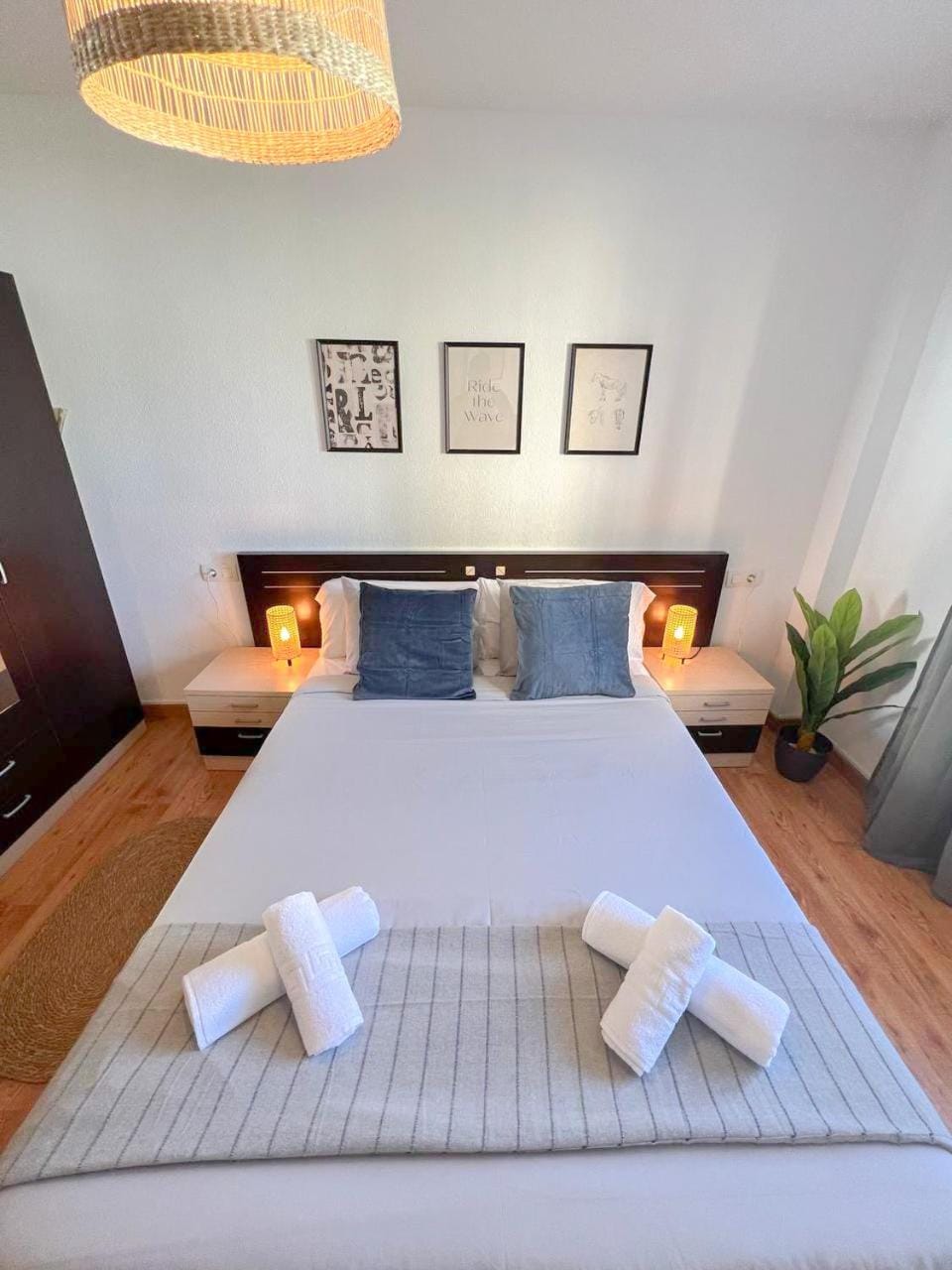 Bed, Photo of the whole room, Bedroom, towels