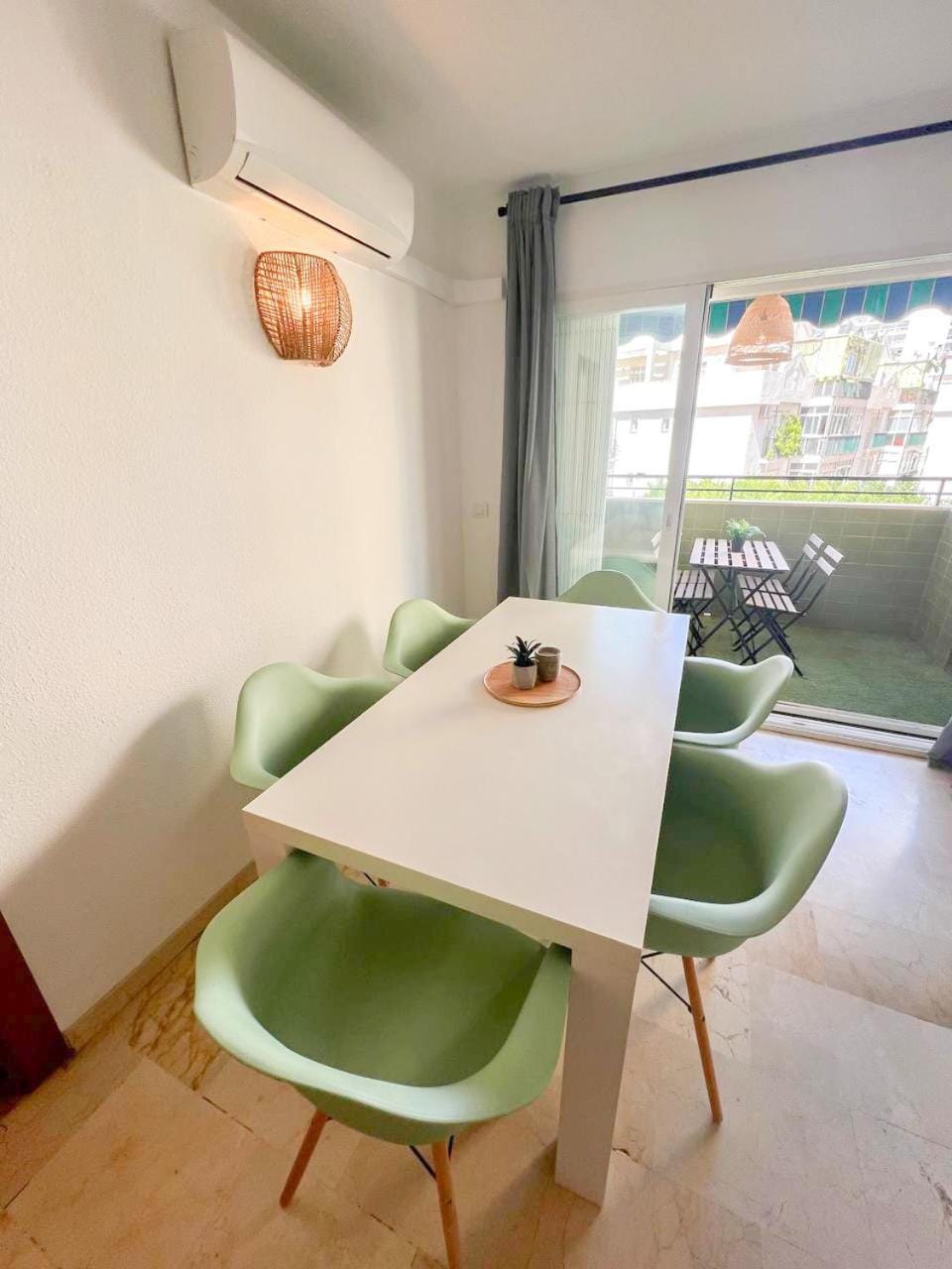 Seating area, Dining area