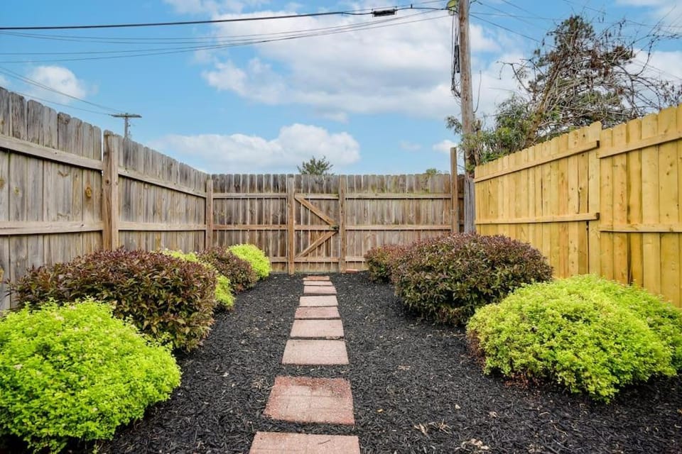 Cozy Retreat in Downtown Lancaster with Backyard Patio Apartment in Lancaster