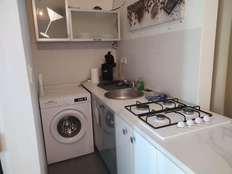 Kitchen or kitchenette, minibar, stove, washing machine