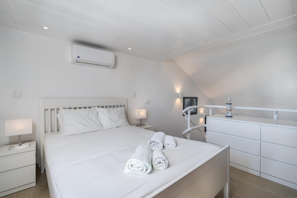 Bed, Bedroom, air conditioner