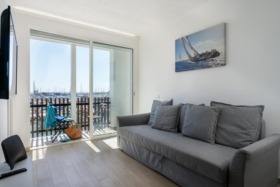 View (from property/room), Balcony/Terrace, Living room
