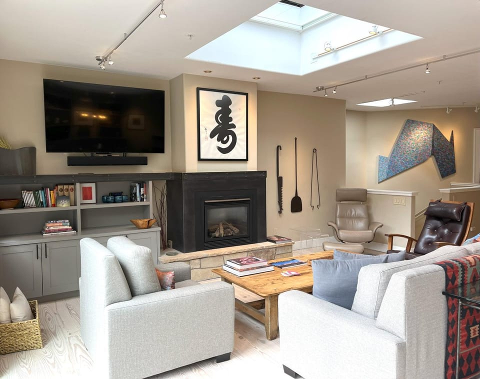 Communal lounge/ TV room, TV and multimedia, Living room, Seating area, Evening entertainment