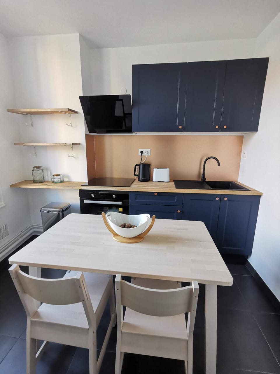 Coffee/tea facilities, Kitchen or kitchenette, Dining area, minibar, pet friendly, stove