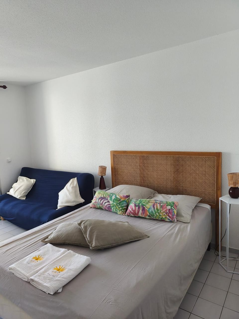 Bed, Bedroom, towels