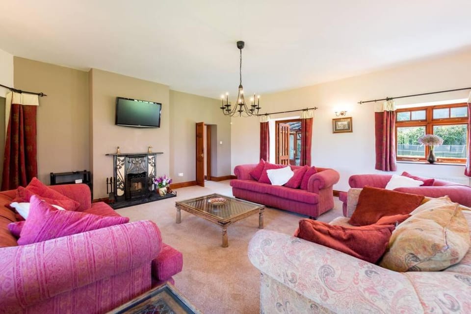 Super Spacious Country house pet/party friendly. House in England