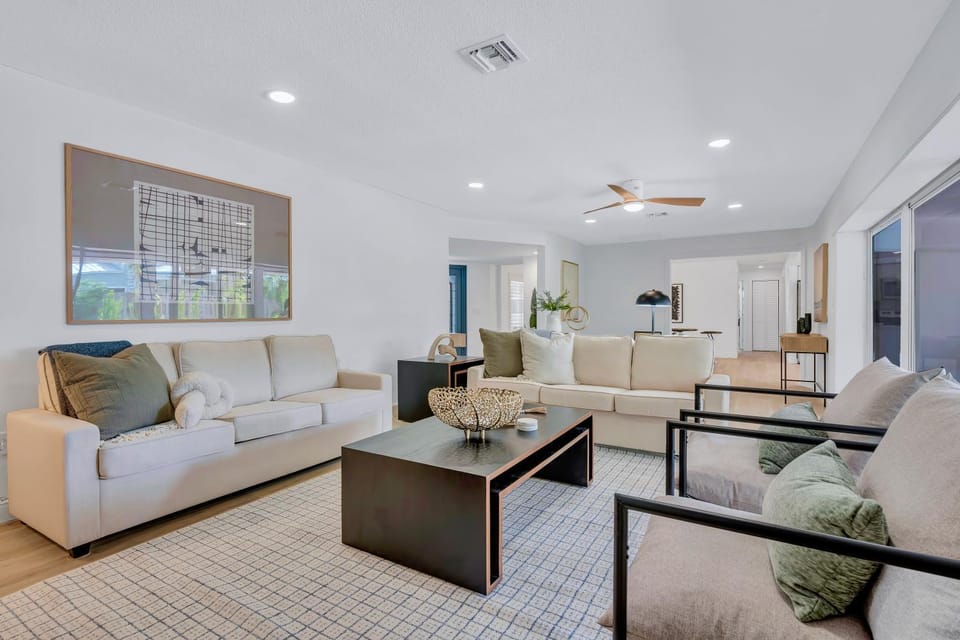 Communal lounge/ TV room, TV and multimedia, Living room, Pool view