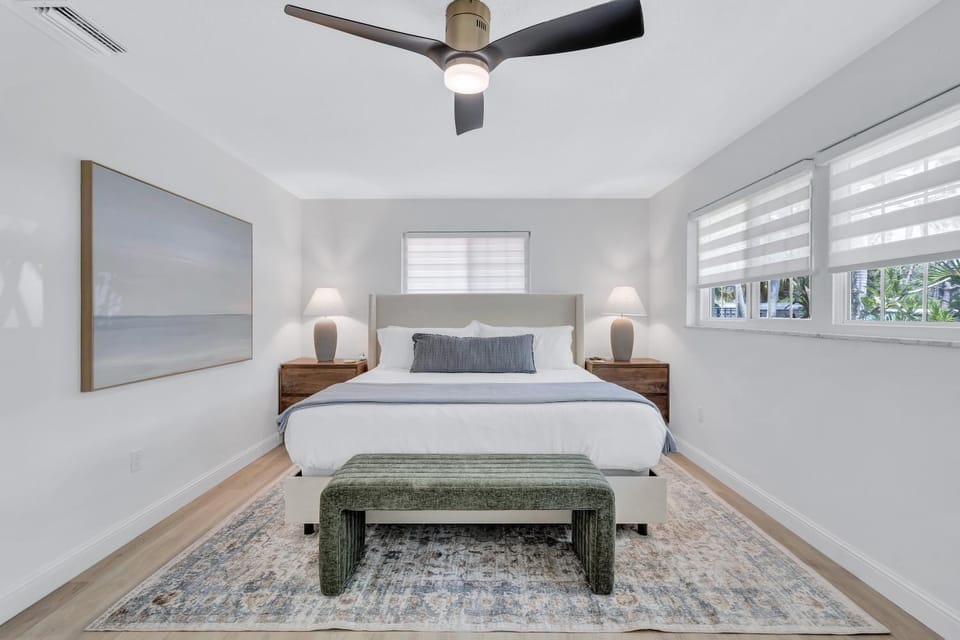 Bed, TV and multimedia, Bedroom