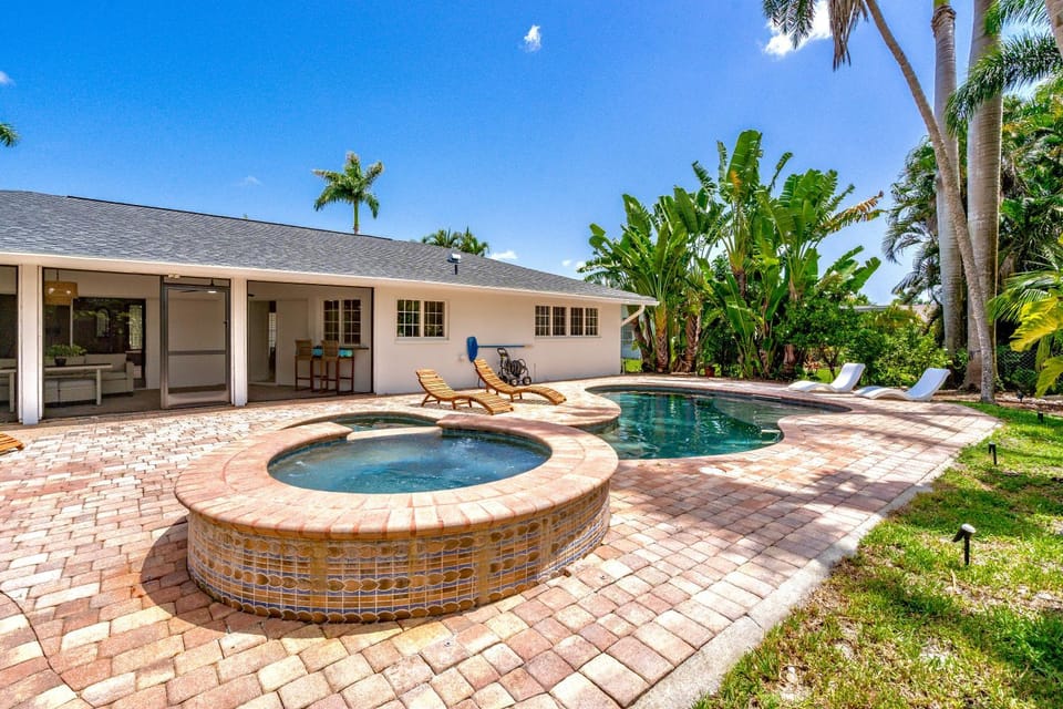 Property building, Patio, Day, Natural landscape, Garden, Hot Tub, Garden view, Pool view, Swimming pool, Swimming pool