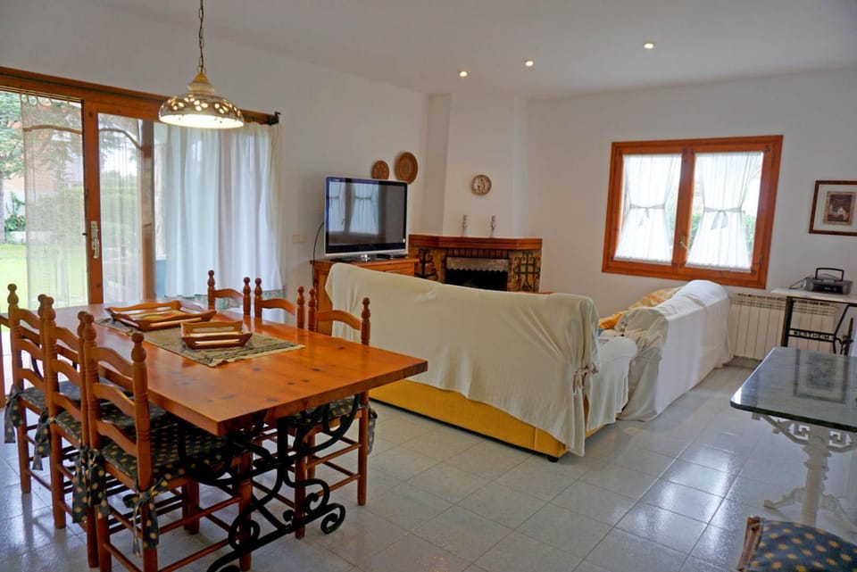 TV and multimedia, Living room, Dining area