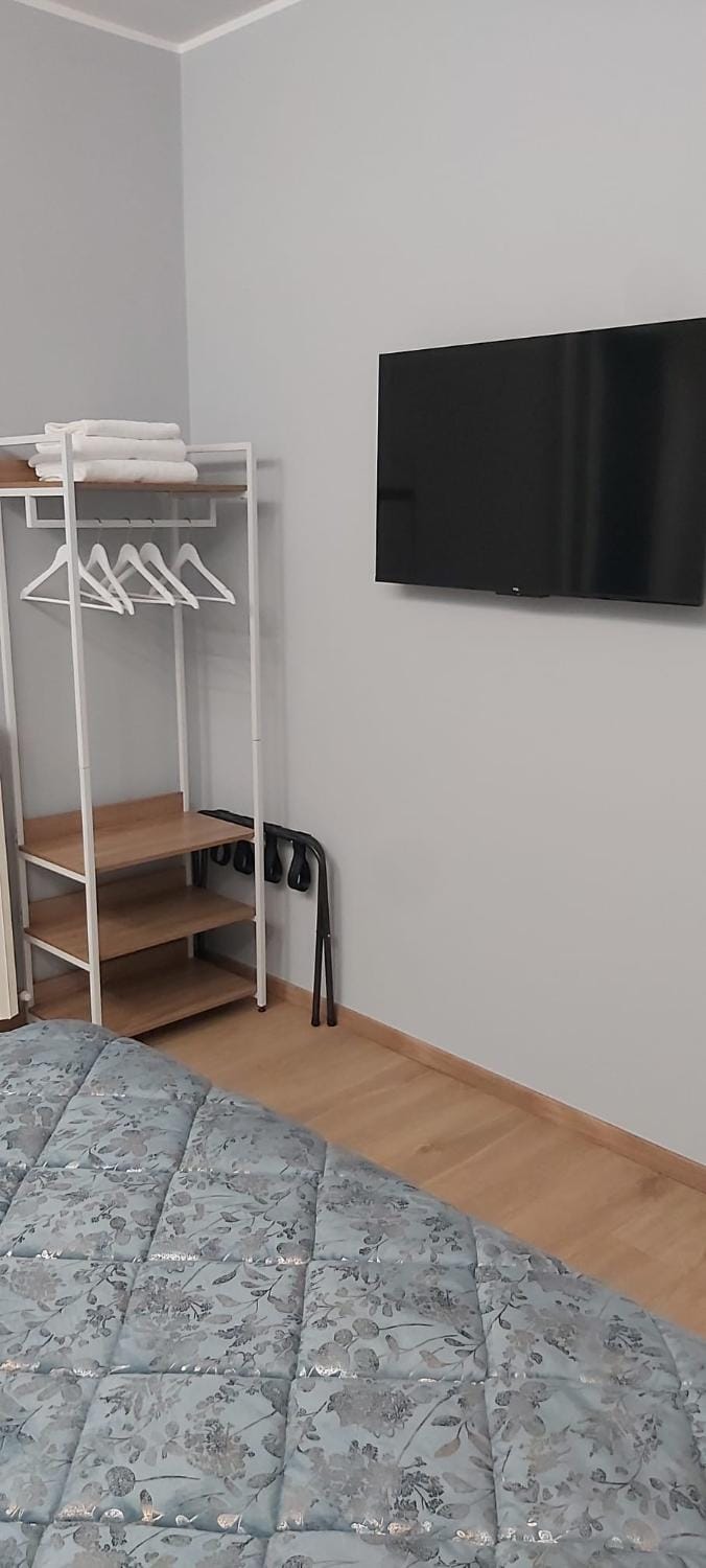 Bed, Photo of the whole room, Bedroom, wardrobe, Internal: Not applicable to any particular room