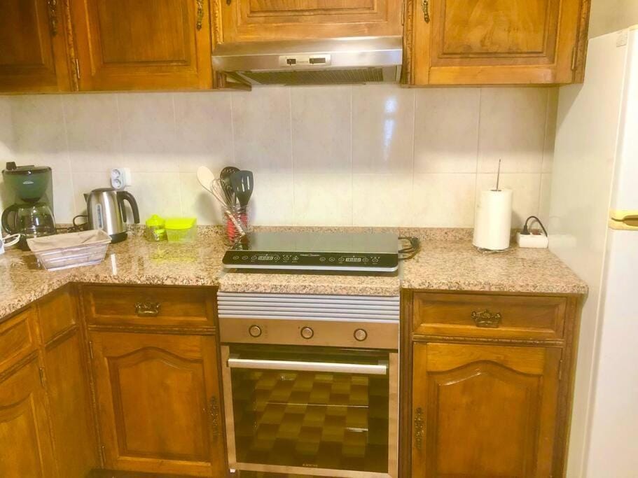 Coffee/tea facilities, Kitchen or kitchenette, oven, stove