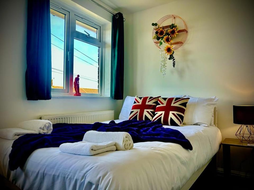 4 Bedroom House - DISC0UNTS - Parking, Contractors, Group, Family House in Canterbury