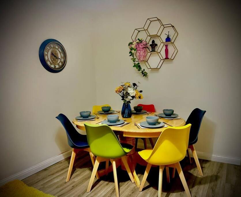 4 Bedroom House - DISC0UNTS - Parking, Contractors, Group, Family House in Canterbury