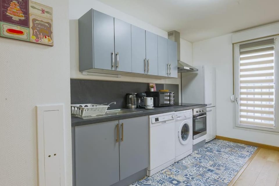 Coffee/tea facilities, Kitchen or kitchenette, dishwasher, oven, stove, toaster, washing machine