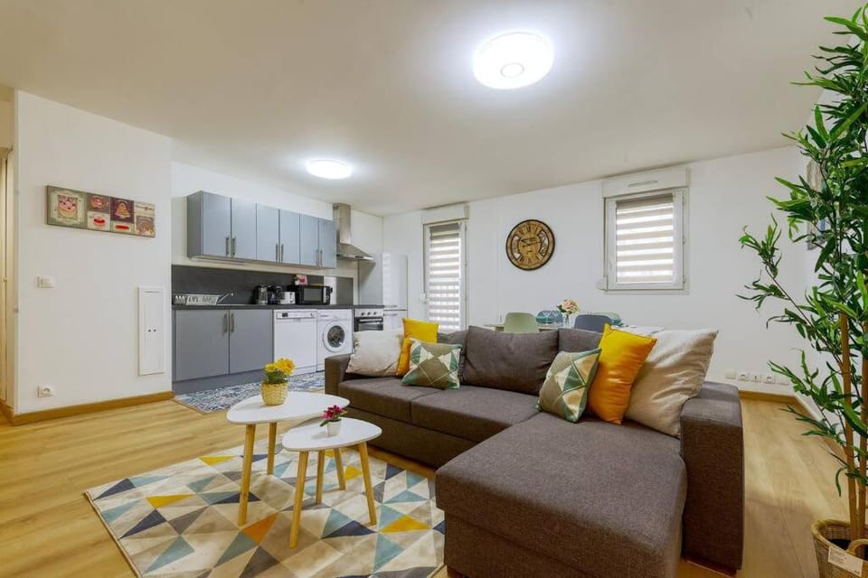 Kitchen or kitchenette, Seating area, Dining area