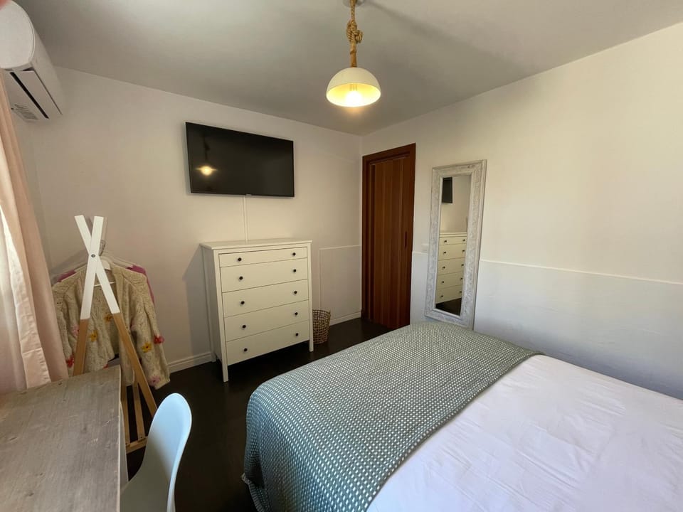 Photo of the whole room, Decorative detail, furniture, air conditioner