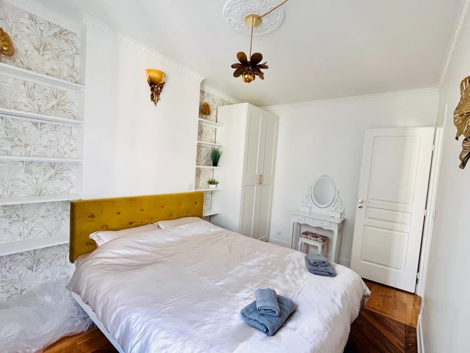 Bed, Photo of the whole room, Bedroom, towels, wardrobe