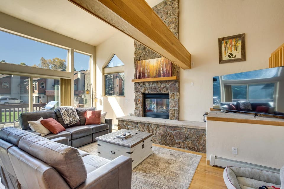 Cozy Colorado Retreat w/ Deck, Grill & Pool Access House in Edwards