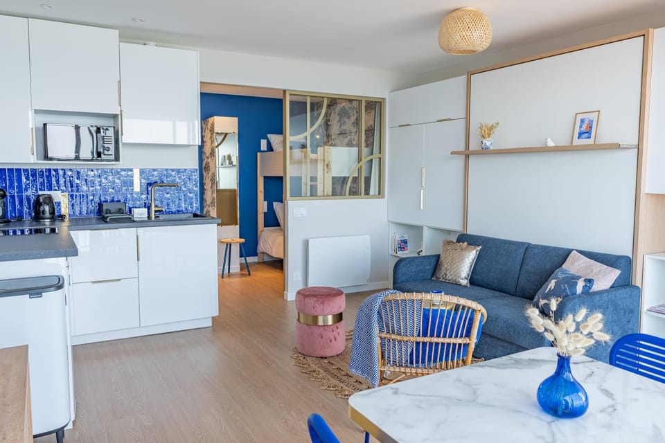 Kitchen or kitchenette, Seating area