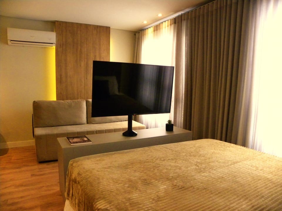 Bed, TV and multimedia, Living room, Photo of the whole room, Bedroom, air conditioner