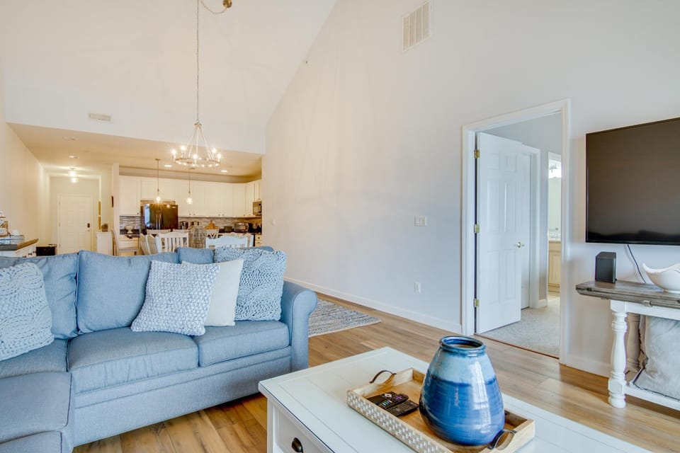 Walk to Boardwalk! Ocean City Coastal Gem w/ Deck House in Ocean City