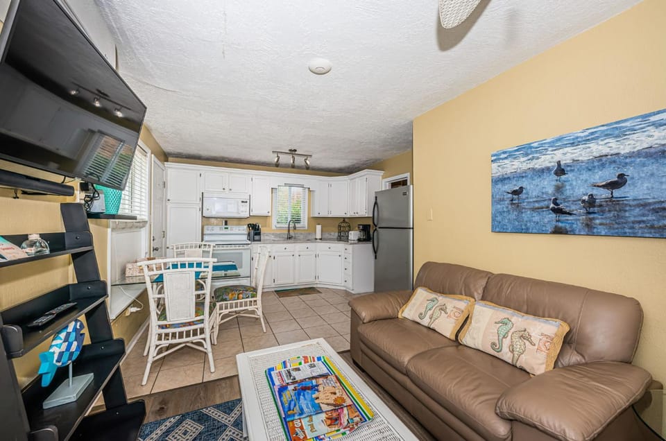 Kitchen or kitchenette, Seating area