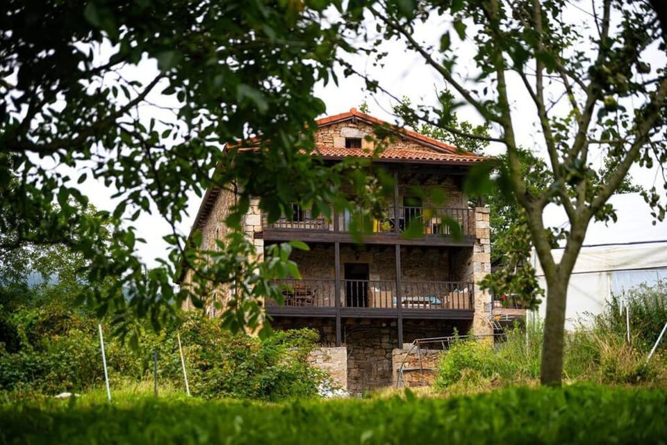 Casa Rústica en la Finca Ecológica San Félix Chalet in Cantabria