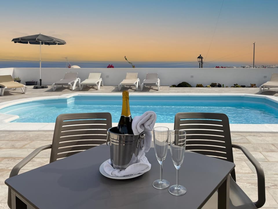 Patio, Day, Natural landscape, View (from property/room), Balcony/Terrace, Food and drinks, Pool view, Swimming pool, Swimming pool, Drinks, Alcoholic drinks, sunbed