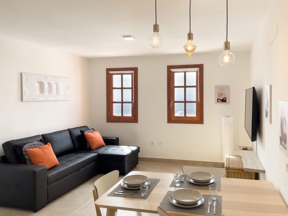 TV and multimedia, Living room, Seating area, Dining area