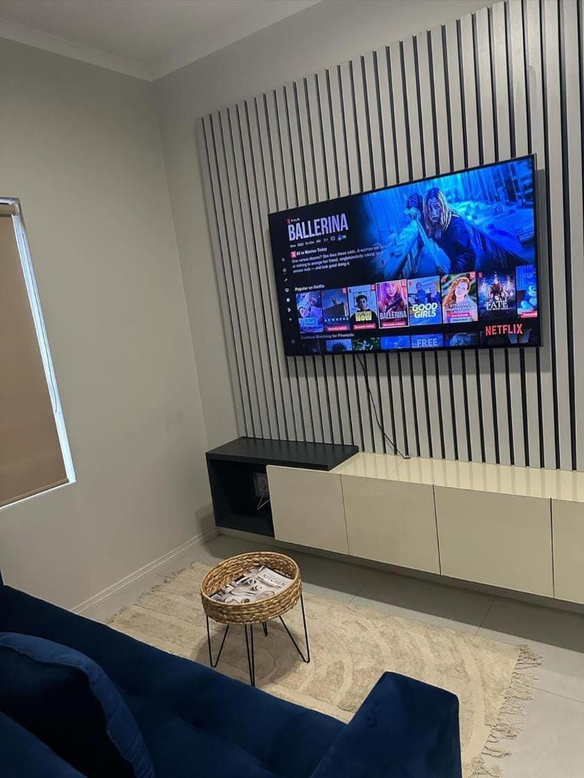 TV and multimedia, Living room, Seating area, Evening entertainment