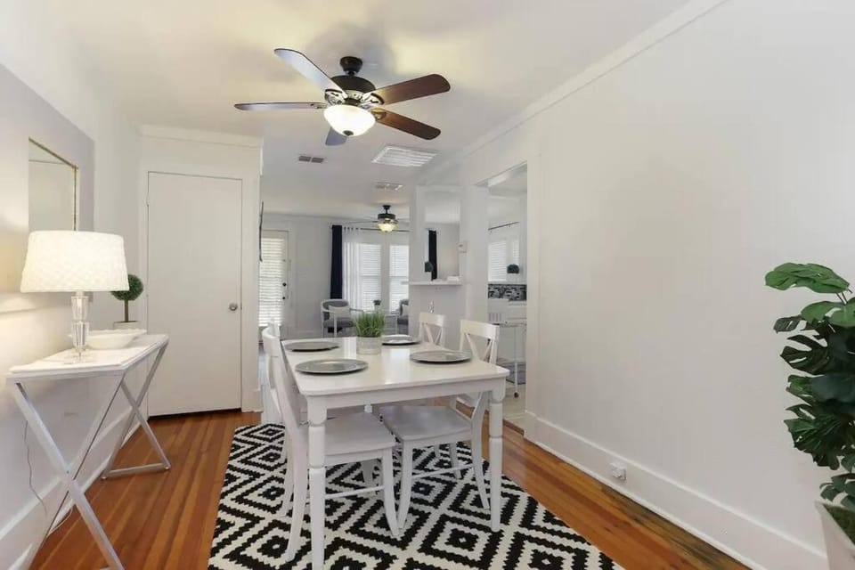 1 BR 1BA Downtown Riverwalk Golf Zoo and Pearl House in San Antonio