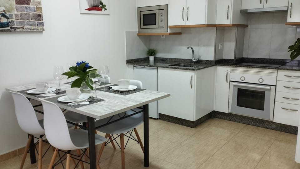 Kitchen or kitchenette, Dining area