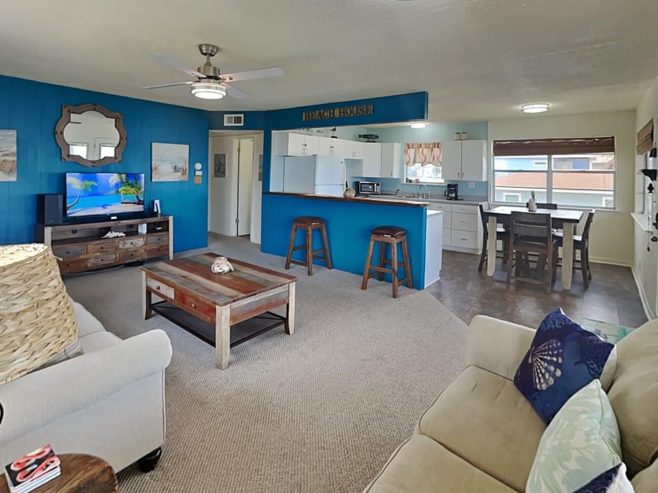 TV and multimedia, Kitchen or kitchenette, Living room, Seating area, Dining area, furniture, microwave