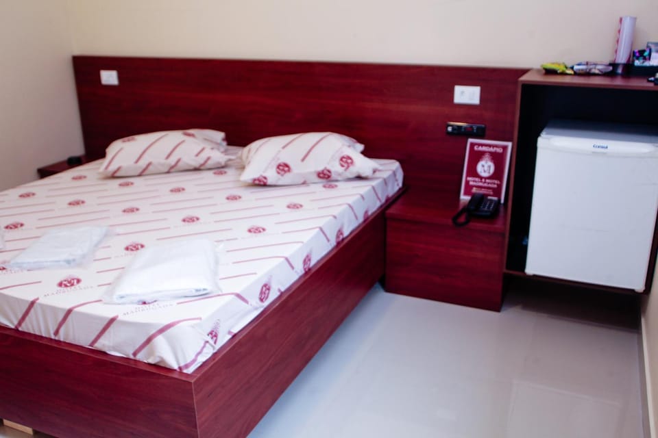Bed, Photo of the whole room, Bedroom, oven