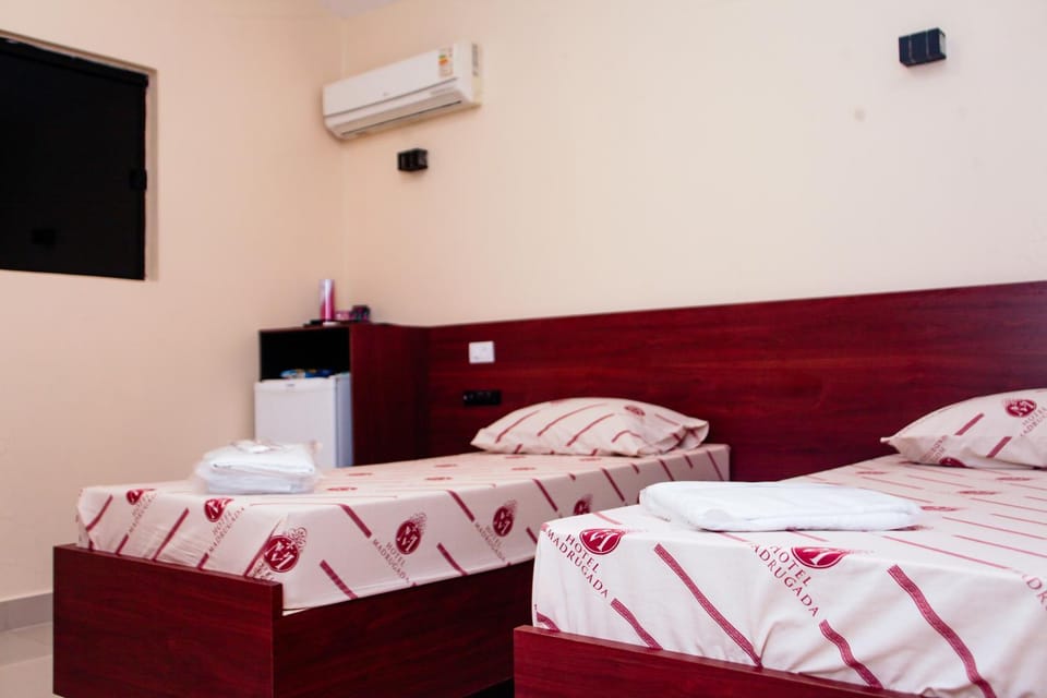 Bed, TV and multimedia, Photo of the whole room, Bedroom, towels, air conditioner