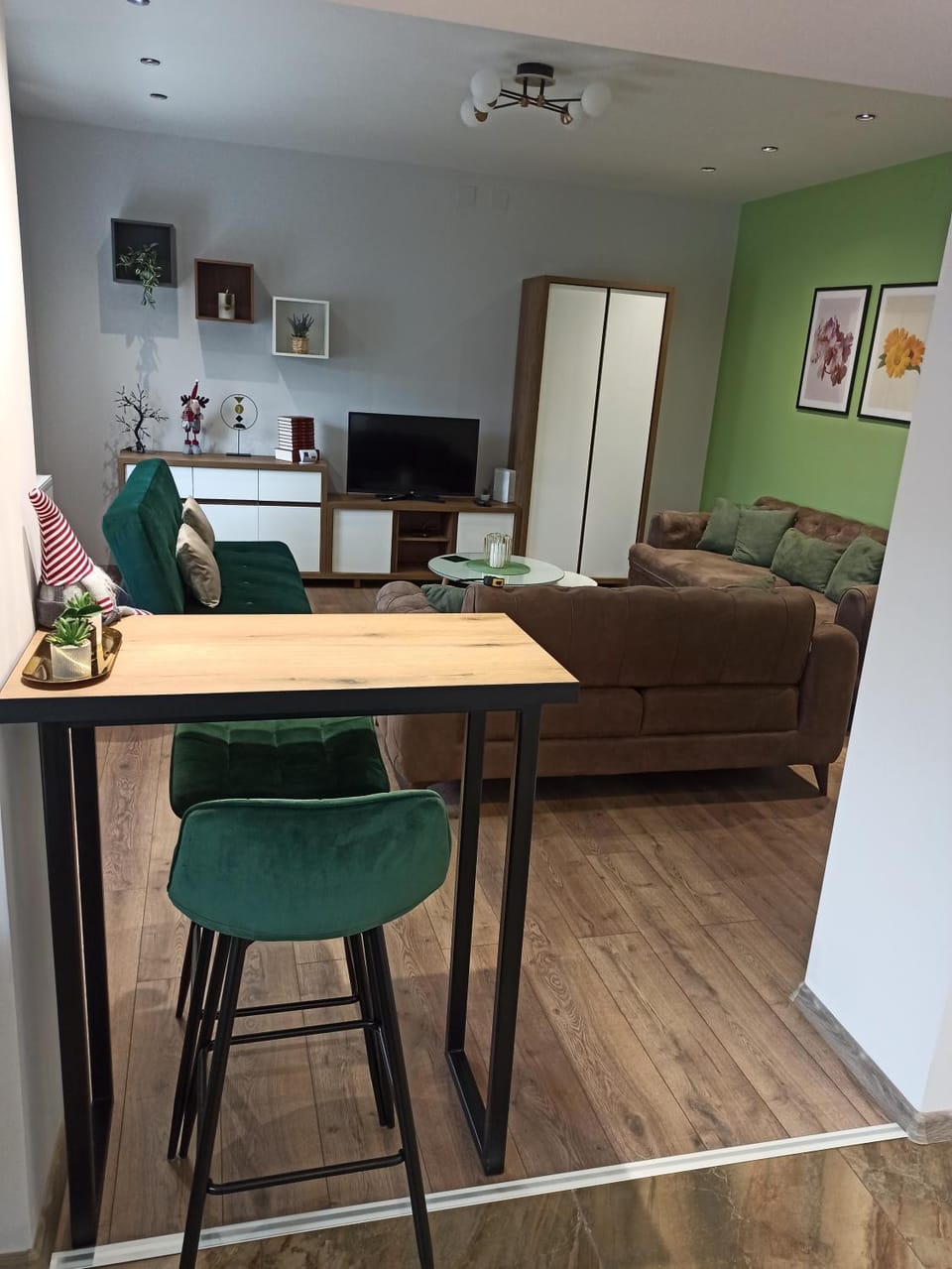 TV and multimedia, Kitchen or kitchenette, Living room, Seating area, Dining area, hair dresser