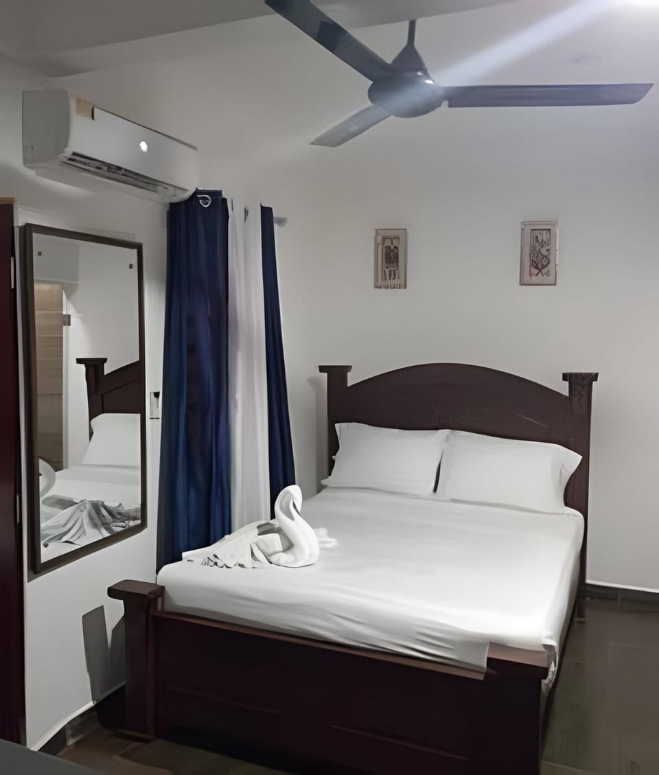 Photo of the whole room, Bedroom