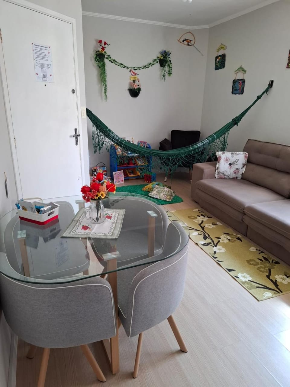 APARTAMENTO ACONCHEGANTE com brinquedoteca estacionamento Wi-Fi a duas quadras da praia no bairro da Guilhermina Apartment in State of São Paulo