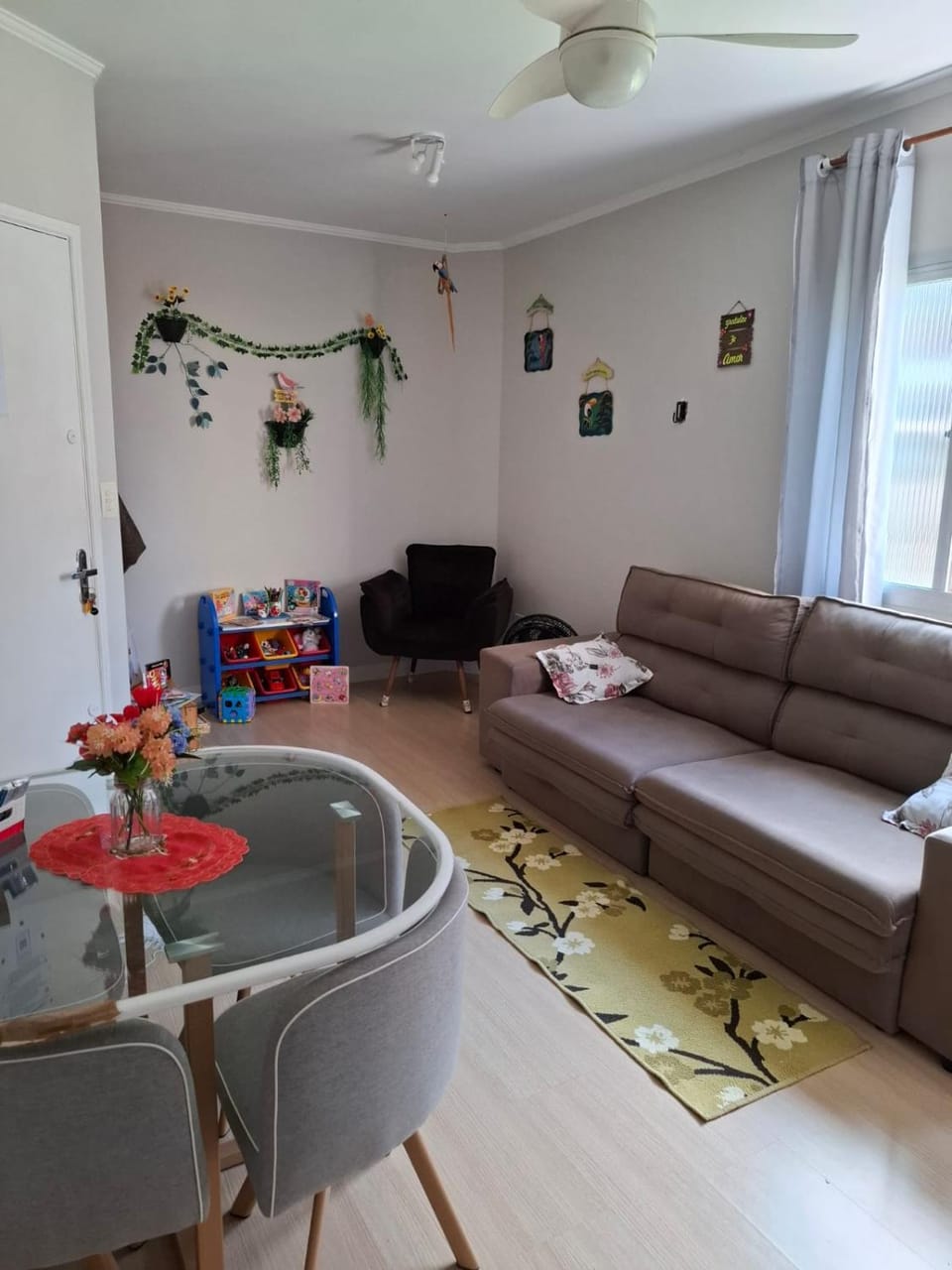 APARTAMENTO ACONCHEGANTE com brinquedoteca estacionamento Wi-Fi a duas quadras da praia no bairro da Guilhermina Apartment in State of São Paulo