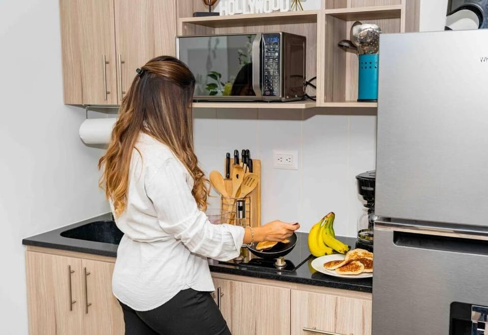Kitchen or kitchenette, Food and drinks, Food, minibar